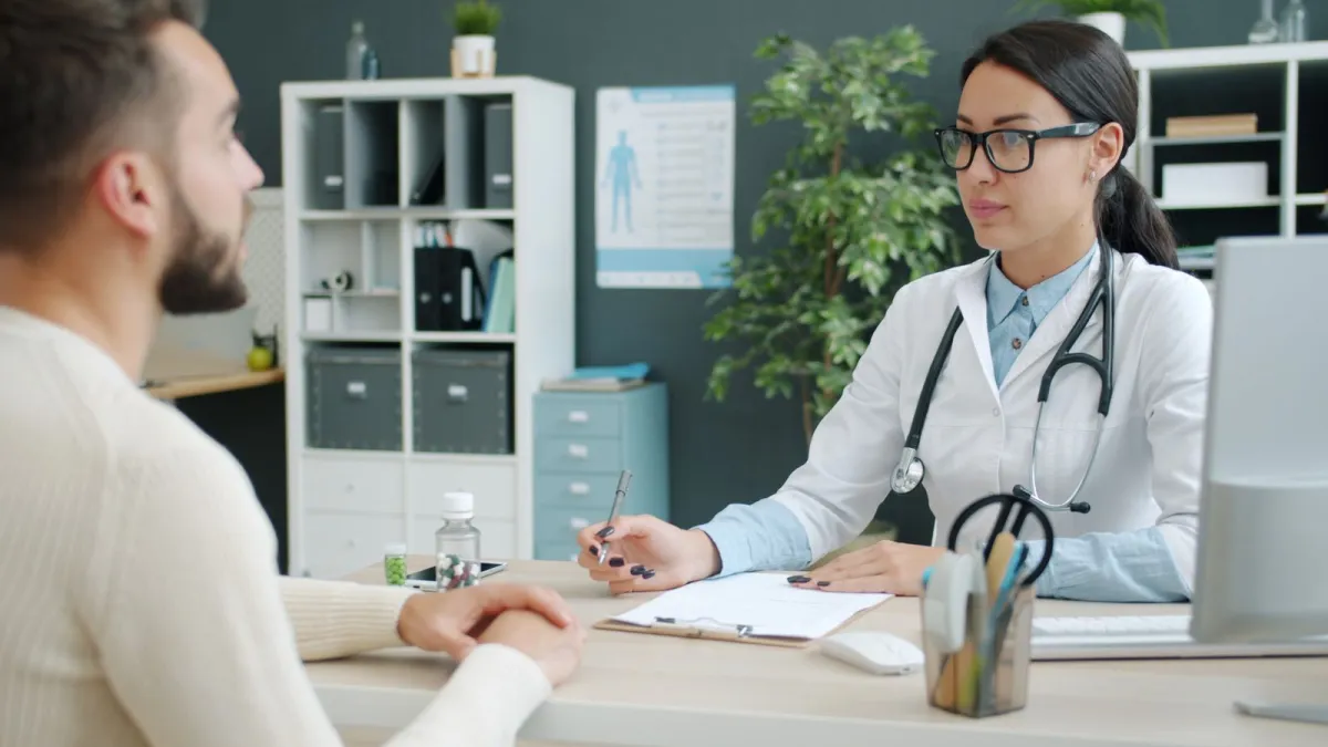 Paciente em consulta com médico em uma clínica