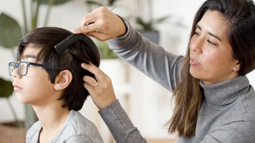Mãe penteando o cabelo do filho em casa
